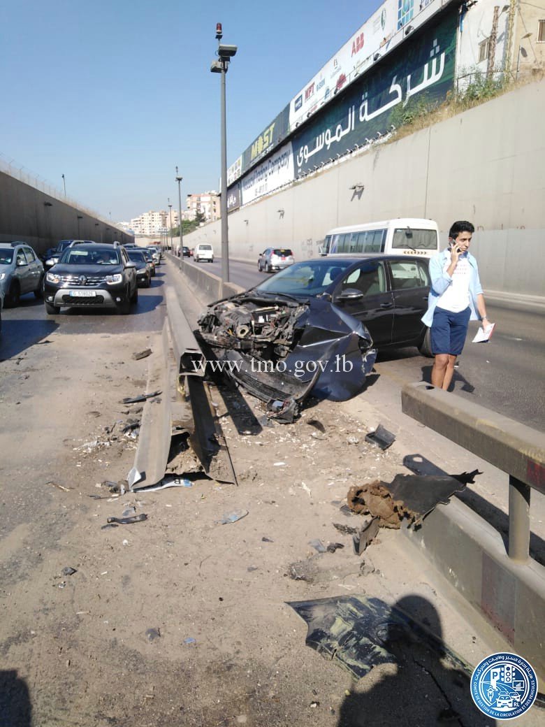 بالصور: اصطدام مركبة بالفاصل الحديدي بين بيروت وخلدة
